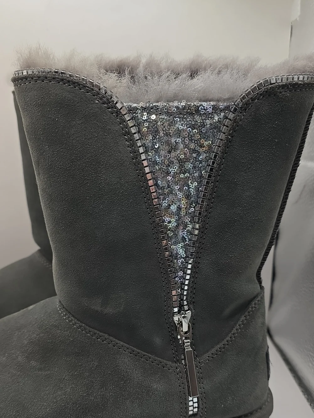 Uggs Classic Sequins Zipper On The Side Size 8 Womens